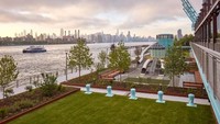 Taman ini dibangun dengan meninggalkan sejumlah perabotan bekas pabrik gula tua yang diubah menjadi hamparan taman hijau yang membentang di sepanjang tepi sungai Williamsburg. Inhabitat/Istimewa.