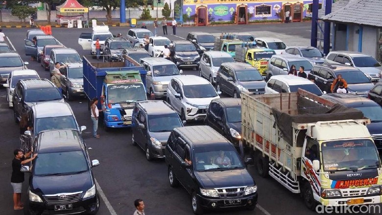H+3, Penumpang Pelabuhan Ketapang Capai 74.968 Orang H+3, Penumpang Pelabuhan Ketapang Capai 74.968 Orang