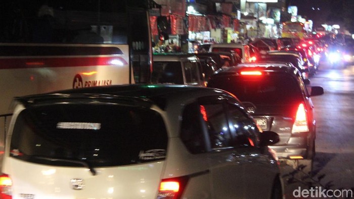 Arus lalu lintas di jalur Kadungora-Leles-Tarogong, Garut macet, Minggu (17/6/2018) malam. Jalanan dipenuhi pemudik dan wisatawan.
