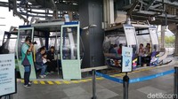 Sebenarnya, ada dua cara untuk sampai di desa ini yaitu dengan bus dan kereta gantung. Kereta gantung sendiri ada dua, ada yang biasa dan berlantai kaca atau crystal cabin (Bonauli/detikTravel)