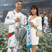 eduanya muncul di publik sebagai pasangan di awal 2017 dalam acara FIFA Football Awards di Zurich, Swiss. Georgina dan Ronaldo pun telah memiliki satu anak perempuan bersama. Foto: Instagram
