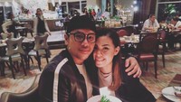 Romantisnya Sammy dan sang istri ketika makan malam berdua. Ada cupcake manis dengan icing krim hijau di atasnya sebagai penutup makan malam mereka. Foto: Instagram @sammysimorangkir