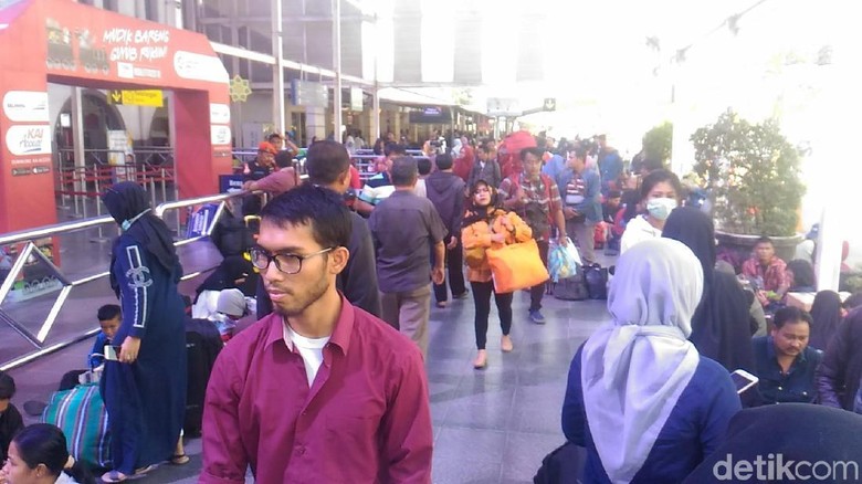 Arus Balik di Stasiun Senen Mulai Terlihat Arus Balik di Stasiun Senen Mulai Terlihat