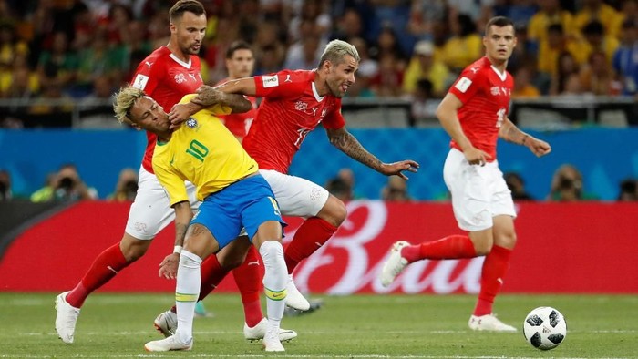 Soccer Football - World Cup - Group E - Brazil vs Switzerland - Rostov Arena, Rostov-on-Don, Russia - June 17, 2018   Switzerlands Valon Behrami in action with Brazils Neymar    REUTERS/Damir Sagolj