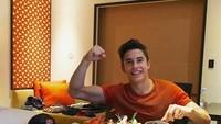 Sedang ada di Malaysia, pria kelahiran Spanyol tahun 1993 ini menyempatkan diri untuk mencicip makanan enak sebelum bertanding. Foto: Instagram @marcmarquez93