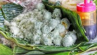 Klepon yang kenyal dengan balutan parutan kelapa memang sangat nikmat. Apalagi dipadu dengan gula cair merah. Ini bisa Anda temukan di depan Pasar Beringharjo. Foto: Instagram @jogjafoodrink