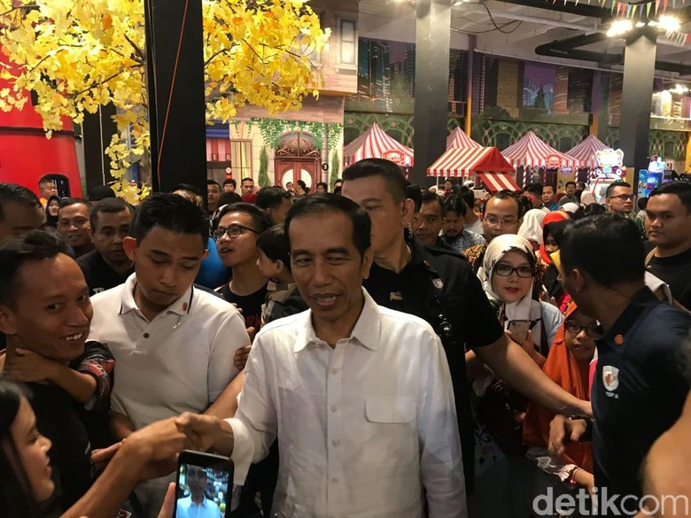 Usai Main Sama Cucu, Jokowi Diserbu Warga di Transmart Bogor Usai Main Sama Cucu, Jokowi Diserbu Warga di Transmart Bogor