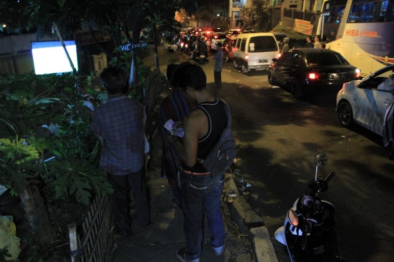 Pemudik Tunggu One Way Nagreg Berakhir Sambil Nonton Piala Dunia Pemudik Tunggu One Way Nagreg Berakhir Sambil Nonton Piala Dunia