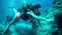 Wanita berdarah Swedia dan Turki ini juga pernah mengunggah momen dirinya tengah menyelami indahnya bawah laut. (Foto: Instagram/gulseamine)