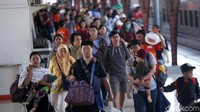 Sudah empat hari berlalu sejak perayaan Idul Fitri. Hingga siang ini, para pemudik yang kembali ke Jakarta mulai terlihat, khususnya di Stasiun Pasar Senen, Jakarta.