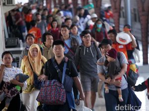Arus Balik Mulai Terlihat di Stasiun Senen