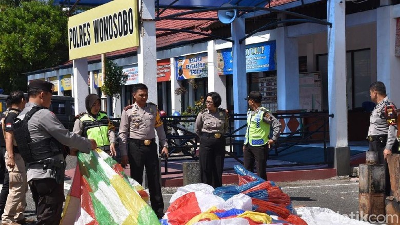 3 Hari Razia, 43 Balon Udara di Wonosobo Disita 3 Hari Razia, 43 Balon Udara di Wonosobo Disita