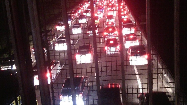 Sempat Dihentikan, One Way Cikampek-Jakarta Berlaku Kembali Sempat Dihentikan, One Way Cikampek-Jakarta Berlaku Kembali