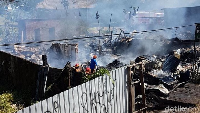 Gudang Mebel, Besi Tua dan Warung di By Pass Pandaan Ludes Terbakar Gudang Mebel, Besi Tua dan Warung di By Pass Pandaan Ludes Terbakar