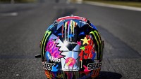 Sebelum balapan MotoGP Catalunya, Lorenzo merilis helm berdesain baru yang lebih keren. Foto: Instagram/jorgelorenzo99