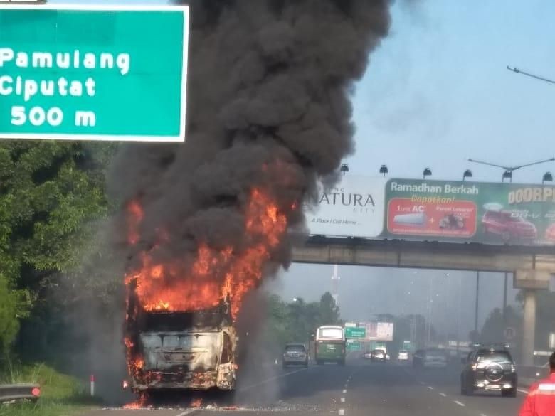 Bus Terbakar di KM 10 Tol Jakarta-Serpong Bus Terbakar di KM 10 Tol Jakarta-Serpong