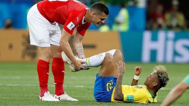 Neymar jadi sasaran pelanggaran para pemain timnas Swiss.