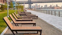 Bagi mereka yang ingin hanya duduk dan menikmati pemandangan sekitarnya, ada banyak bangku di sekitar taman, yang juga terbuat dari kayu reklamasi dari pabrik. Inhabitat/Istimewa.
