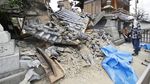Akibat Gempa, Lubang Besar Menganga di Jalanan Osaka