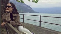 Meski tengah liburan ia pun tak luput terlihat cantik di depan kamera. Foto: Instagram Tatjana Saphira