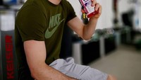 Keseharian Lewandowski bisa diintip di Instagram miliknya, _rl9. Ini gaya Lewandowski saat akan menenggak minuman isotonik. Manis ya senyumnya? Foto: Instagram _rl9