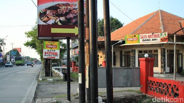 Lokasinya persis di pinggi jlan utama Tegal (Randy/detikTravel)