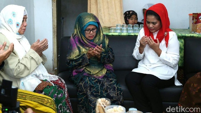 Keluarga Pendiri Ponpes Darul Ulum Doakan Gus Ipul-Puti Menang Keluarga Pendiri Ponpes Darul Ulum Doakan Gus Ipul-Puti Menang