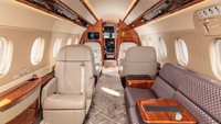 Embraer Legacy 500 ini dihargai US$ 20 juta. Kabin pesawatnya dilapisi kulit mewah dan kayu kustom. Lantainya ditutupi dengan karpet halus dan ubin dari batu mengkilap. Foto: Dok. Businessinsider