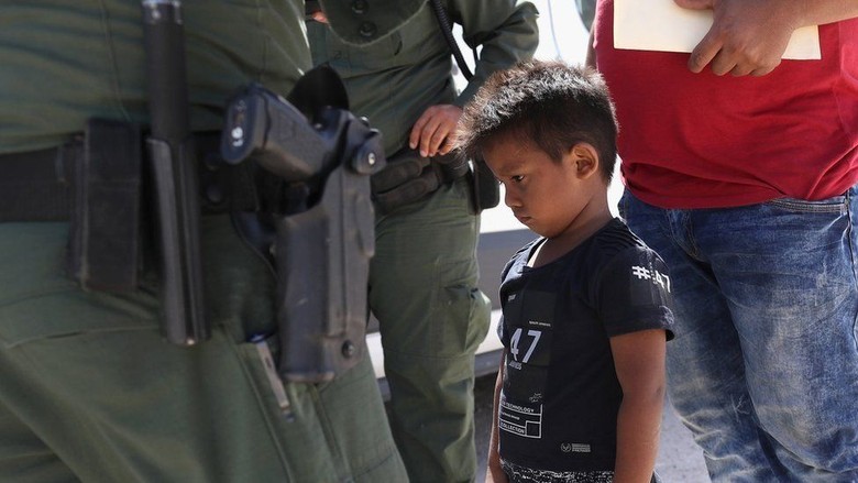 Kebijakan Migran AS, 2.000 Anak Terpisah dari Keluarga dalam 6 Minggu Kebijakan Migran AS, 2.000 Anak Terpisah dari Keluarga dalam 6 Minggu