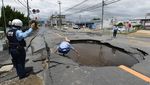 Akibat Gempa, Lubang Besar Menganga di Jalanan Osaka