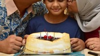 Duh, so sweet! Kue bertopping cokelat dan buah ceri ini jadi pilihan Anis dan istrinya untuk merayakan ulang tahun ke 12 sang anak yang bernama Kaisar pada 21 Mei lalu.  Foto: Instagram aniesbaswedan