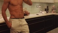 Siapa salah fokus sama tubuh Lewandowski? Yap, inilah kesehariannya saat menikmati kopi pagi sambil liburan. Foto: Instagram _rl9