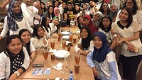 Hingga saat ini Sammy masih dekat dan akrab lho dengan penggemar setianya. Sammy bahkan mendapatkan kejutan manis dari para penggemarnya, di hari ulang tahunnya. Foto: Instagram @sammysimorangkir