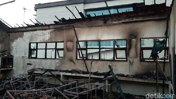 Diduga Korsleting Lab dan Ruang Kelas SMPN 3 Surakarta Terbakar Diduga Korsleting Lab dan Ruang Kelas SMPN 3 Surakarta Terbakar