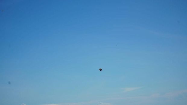 Penampakan balon udara ini ditemui pada ketinggian sekitar 20.000 kaki atau 6 km