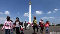 Warga dari berbagai daerah datang ke Monas, Senin (18/6).