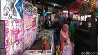Pantauan detikFinance di lokasi, Senin (18/6/2018) tepian Jalan Basuki Rahmat, yang menjadi lahan parkir pengunjung Pasar Gembrong sudah diisi banyak kendaraan roda dua. Nyaris tidak ada ruang yang tersisa.
