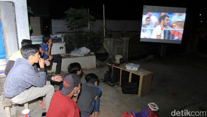 Nobar Piala Dunia di Tengah Kemacetan Nagreg Sebagian pemudik yang melintasi jalur Nagreg, Kabupaten Bandung, Jabar, merasa terhibur saat warga yang tinggal di jalur Nagreg menggelar nonton bareng piala dunia.