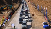 Tampak kendaraan dari dua lajur harus dikerucutkan menjadi satu lajur saat akan melewati Jembatan Kali Kenteng (Foto: Dok. ANTARA FOTO/Aloysius Jarot Nugroho)