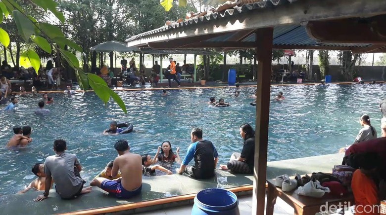 Libur Lebaran, Pengunjung Pemandian Hargo Dumilah Naik 5 Kali Lipat Libur Lebaran, Pengunjung Pemandian Hargo Dumilah Naik 5 Kali Lipat