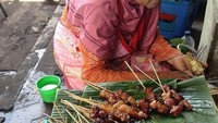 Sate kere terkenal enak di sini. Tidak terbuat dari daging, sate ini justru diolah dengan tempe gembus. Hmm, enak! Foto: Instagram @ridaridull