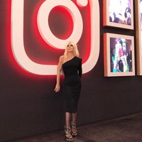 Ruang kecil yang berkesan mewah itu didesain sendiri oleh sang desainer, Donatella Versace. Foto: Instagram @achapmanpr