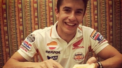 Begini Lho Aksi Pebalap MotoGP Ganteng Marc Marquez Saat Makan
