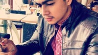 Mengenakan jaket kulit, Deva asyik main gadget sambil mengaduk segelas kopinya. Gayanya udah cool banget ya? Foto: Instagram @devamahenra