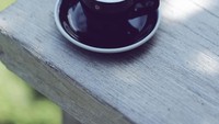 Foto kopi tulis Deva dalam captions fotonya. Ya memang hanya ada segelas kopi dalam foto ini. Foto: Instagram @devamahenra