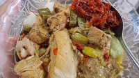 Lontong lebaran yang dipamerkan @kulinerjabodetabek ini menggiurkan ya? Sayur gurih, opor ayam dan sambal goreng daging dan pete. Nyam!Foto: Instagram @kulinerjabodetabek