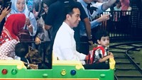 Saat menjajal berbagai permainan, Jokowi dan Ethes jadi pusat perhatian pengunjung Transmart Bogor (Foto: Dok. Istimewa)