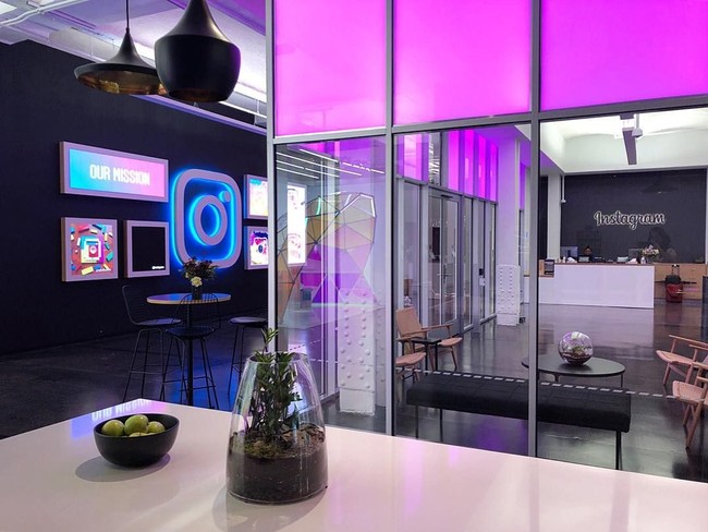 Instagram punya kantor baru di dalam kantor pusat Facebook di New York, AS. Meski hanya satu lantai, tempat kerja yang menampung 290 orang itu dihadirkan dengan desain yang Instagramble. Foto: Instagram