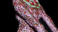 Meski terbuat dari warna-warna cerah, sosok wanita berbalut permen, krim gula, meisjes, dan cone es krim ini tetap terlihat menyeramkan, ya? Foto: James Ostrer