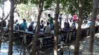 Pengunjung yang tengah bersantai di hutan mangrove. Suasananya sejuk saat panas (Imam/detikTravel)